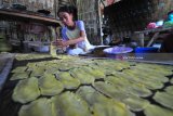 Perajin menyelesaikan pembuatan kripik singkong di Desa Toronan, Pamekasan, Jawa Timur, Minggu (25/2). Dalam tiga bulan terakhir harga panganan khas Pamekasan yang dipasarkan ke sejumlah daerah itu naik dari Rp6.000 menjadi Rp8.000 per 100 lembar menyusul minimnya stok singkong kualitas bagus. Antara Jatim/Saiful Bahri/zk/18