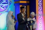 Presiden Joko Widodo memberikan pertanyaan pada santri saat menghadiri Haul Majemuk Masyayikh di Pondok Pesantren Salafiyah Safi'iyah Sukorejo, Banyu Putih, Situbondo, Jawa Timur, Sabtu (3/2). Dalam Kunjungannya ke Pondok pesantren tersebut, Presiden berziarah ke makam Pahlawan Nasional KH Raden Sa'ad Samsul Arifin dan dilanjutkan menandatangani prasasti peresmian Universitas Ibrahimy. Antara Jatim/Budi Candra Setya/zk/18.