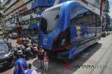 Warga berfoto di samping replika metro kapsul di Jalan Dalem Kaum, Bandung, Jawa Barat, Rabu (14/2). Proyek pembangunan LRT metro kapsul yang dimulai sejak Senin (12/2) oleh Pemerintah Kota Bandung tersebut menghabiskan anggaran Rp 1,38 triliun yang memiliki rute 8,5 kilometer dan diperkirakan akan rampung pada 2020. ANTARA JABAR/Raisan Al Farisi