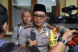 Kapolresta Kediri AKBP Anthon Hariyadi memberikan pernyataan kepada wartawan terkait laporan palsu intimidasi terhadap sejumlah kyai pondok pesantren Al Falah Ploso di Mapolresta Kediri, Jawa Timur, Rabu (28/2). Polisi akan mendalami motif Riyanto Gempol sebagai pelapor keterangan palsu yang sebelumnya menyebut dirinya telah diancam dengan senjata tajam oleh sejumlah orang yang hendak mencari kyai di ponpes Al Falah Ploso dan akhirnya menjadi pemicu isu nasional penyerangan terhadap sejumlah kyai di Jawa Timur. Antara jatim/Prasetia Fauzani/zk/18