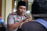 Kapolresta Kediri AKBP Anthon Hariyadi memberikan pernyataan kepada wartawan terkait laporan palsu intimidasi terhadap sejumlah kyai pondok pesantren Al Falah Ploso di Mapolresta Kediri, Jawa Timur, Rabu (28/2). Polisi akan mendalami motif Riyanto Gempol sebagai pelapor keterangan palsu yang sebelumnya menyebut dirinya telah diancam dengan senjata tajam oleh sejumlah orang yang hendak mencari kyai di ponpes Al Falah Ploso dan akhirnya menjadi pemicu isu nasional penyerangan terhadap sejumlah kyai di Jawa Timur. Antara jatim/Prasetia Fauzani/zk/18