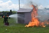 Anggota Satuan Perlindungan Masyarakat (Satlinmas) mengikuti latihan praktik pemadaman kebakaran di Lapangan Pilangbango, Kota Madiun, Jawa Timur, Selasa (30/2). Latihan pemadaman kebakaran diikuti 186 anggota Satlinmas, meliputi latihan teori, praktik memadamkan api menggunakan karung goni, Alat Pemadam Api Ringan (APAR) dan meyemprotkan air dari mobil pemadam kebakaran. Kegiatan yang digelar Satuan Polisi Pamong Praja Kota Madiun dimaksudkan untuk membekali keterampilan anggota Satlinmas guna antisipasi bila sewaktu-waktu terjadi kebakaran. Antara Jatim/Foto/Siswowidodo/zk/18