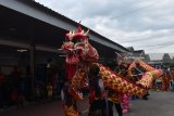 Pemain liang liong memainkan liang liong di Stasiun Kereta Api (KA) Madiun, Jawa Timur, Jumat (16/2). Pertunjukan barongsai yang digelar pada tahun baru Imlek tersebut untuk menghibur para penumpang yang hendak naik dan turun kereta api di Stasiun KA Madiun. Antara Jatim/Siswowidodo/zk/18

