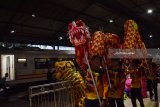 Pemain liang liong memainkan liang liong di Stasiun Kereta Api (KA) Madiun, Jawa Timur, Jumat (16/2). Pertunjukan barongsai yang digelar pada tahun baru Imlek tersebut untuk menghibur para penumpang yang hendak naik dan turun kereta api di Stasiun KA Madiun. Antara Jatim/Siswowidodo/zk/18

