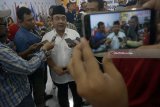 Calon Bupati Tulungagung Margiono (kiri) didampingi wakilnya Eko Prisdianto (kedua kanan) melayani wawancara dengan wartawan usai penetapan calon bupati/wakil bupati di Pilkada Tulungagung, Tulungagung, Jawa Timur, Senin (12/2). Margiono menyatakan dirinya otomatis nonaktif dari jabatan Ketua Umum Persatuan Wartawan Indonesia (PWI), terhitung sejak ditetapkan sebagai calon bupati di Pilkada Tulungagung 2018 menantang pasangan petahana setempat, Syahri Mulyo-Maryoto Bhirowo. Antara Jatim/Destyan Sujarwoko/zk/18