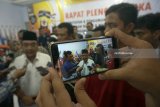 Calon Bupati Tulungagung Margiono (kiri) didampingi wakilnya Eko Prisdianto (kedua kanan) melayani wawancara dengan wartawan usai penetapan calon bupati/wakil bupati di Pilkada Tulungagung, Tulungagung, Jawa Timur, Senin (12/2). Margiono menyatakan dirinya otomatis nonaktif dari jabatan Ketua Umum Persatuan Wartawan Indonesia (PWI), terhitung sejak ditetapkan sebagai calon bupati di Pilkada Tulungagung 2018 menantang pasangan petahana setempat, Syahri Mulyo-Maryoto Bhirowo. Antara Jatim/Destyan Sujarwoko/zk/18