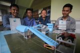 Empat mahasiswa departemen teknik transportasi laut Institut Teknologi Sepuluh Nopember (ITS), Rachmat Ananto Wicaksono (kanan), Dwiki Febianto (kiri), Shinta Johar (kedua kiri) dan Zeffri Irawan (kedua kanan) memperlihatkan prototipe mesin produksi Coco Fiber Converter (Cofiter), di Surabaya, Jawa Timur, Senin (5/2). Inovasi mesin yang dapat mengubah serabut kelapa menjadi genteng beton ramah lingkungan tersebut menjadi juara I pada ajang Green Wave Environment Competition 2017, di Sembawang, Singapura. Antara Jatim/Moch Asim/zk/18