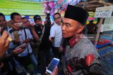 
 Mendikbud, Muhadjir Effendy (kanan) memberikan keterang pers saat berkunjung ke rumah mendiang Ahmad Budi Cahyanto, guru honorer SMAN Torjun, Sampang yang meninggal setelah dianiaya siswanya, Sampang, Jawa Timur, Senin (12/2).  Muhadjir berjanji akan merumuskan kembali penataan hubungan antara guru dan siswa serta orang tua siswa sehingga kejadian tersebut tidak terulang lagi di masa yang akan datang. Antara Jatim/Saiful Bahri/zk/18