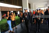 Menteri Pariwisata Arief Yahya (kedua kanan) ditemani Bupati Banyuwangi Abdulah Azwar Anas (kanan) saat meninjau Bandar Udara Banyuwangi, Jawa Timur, Kamis (15/2). Kunjungan kerja menpar tersebut, untuk melihat persiapan Bandara Banyuwangi akan dijadikan Bandara penyangga Bandara I Gusti Ngurah Rai di Bali pada kegiatan Annual Meeting IMF-World Bank yang digelar pada Oktober 2018 dan rencananya akan dihadiri 17.000 orang. Antara jatim/Budi Candra Setya/zk/18.