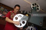 Hariadi memutar koleksi film tua di Museum Bioskop Layar Tancap atau Old Cinema Museum di Malang, Jawa Timur, Jumat (16/2). Museum tersebut memajang puluhan koleksi proyektor tua, poster serta film buatan dalam negeri yang diproduksi mulai tahun 1949 sebagai upaya untuk mengenalkan sejarah perfilman Indonesia pada para pengunjung. Antara Jatim/Ari Bowo Sucipto/zk/18.