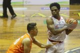 Pebasket Bank BPD DIY Bima Perkasa, Mc Donald Anthony Jaquatte (kanan) berusaha mempertahankan bola dari hadangan pebasket NSH Jakarta, Riansyah Dicky (kiri) dalam pertandingan Indonesian Basketball League (IBL) di GOR Bimasakti, Malang, Jawa Timur, Jumat (23/2). Bank BPD DIY Bima Perkasa mengalahkan NSH dengan skor akhir 74-68. Antara jatim/Ari Bowo Sucipto/zk/18.