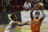 Pebasket NSH Jakarta, Griffin Brachon Lanalt (kanan) berusaha mempertahankan bola dari hadangan pebasket Bank BPD DIY Bima Perkasa, Yogi Da Silva Fransisco (kiri) dalam pertandingan Indonesian Basketball League (IBL) di GOR Bimasakti, Malang, Jawa Timur, Jumat (23/2). Bank BPD DIY Bima Perkasa mengalahkan NSH dengan skor akhir 74-68. Antara jatim/Ari Bowo Sucipto/zk/18.