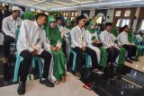 Pasangan pengantin mengikuti nikah massal gratis yang diselenggarakan Pemkab Tasikmalaya di Gedung Islamic Center Yasika Mazalat, Kabupaten Tasikmalaya, Jawa Barat, Jumat (9/2). Nikah masal gratis yang diikuti 30 pasangan pengantin tersebut bertujuan untuk menghindarkan pasangan nikah di bawah tangan atau nikah agama dengan alasan tidak mempunyai biaya. ANTARA JABAR/Adeng Bustomi