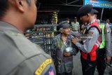 Petugas gabungan menertibkan dan mengamankan Orang Dengan Gangguan Jiwa (ODGJ) saat operasi penertiban di kawasan Blitar, Jawa Timur, Kamis (22/2). Selain untuk menertibkan keberadaan ODGJ, Operasi gabungan polisi,satpol pp, dan dinas sosial setempat tersebut juga untuk mengantisipasi maraknya isu penyerangan terhadap tokoh agama yang diduga dilakukan ODGJ belakangan ini. Antara Jatim/Irfan Anshori/zk/18