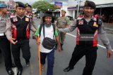 Petugas gabungan menertibkan dan mengamankan Orang Dengan Gangguan Jiwa (ODGJ) saat operasi penertiban di kawasan Blitar, Jawa Timur, Kamis (22/2). Selain untuk menertibkan keberadaan ODGJ, Operasi gabungan polisi,satpol pp, dan dinas sosial setempat tersebut juga untuk mengantisipasi maraknya isu penyerangan terhadap tokoh agama yang diduga dilakukan ODGJ belakangan ini. Antara Jatim/Irfan Anshori/zk/18