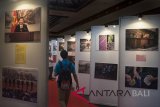 Pengunjung mengamati karya foto tentang persahabatan, diplomasi dan kemajuan China dalam pameran foto  'China in New Era' di Taman Budaya Denpasar, Rabu (21/2). Kegiatan yang berlangsung empat hari tersebut digelar oleh Konsulat Jenderal Republik Rakyat Tiongkok (RRT) dengan menampilkan lebih dari 230 karya foto untuk memberi gambaran tentang negeri China sekaligus mempererat hubungan baik Indonesia-China. Antaranews Bali/Nyoman Budhiana/2018.