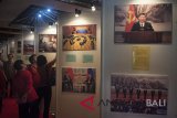 Pengunjung mengamati karya foto tentang persahabatan, diplomasi dan kemajuan China dalam pameran foto  'China in New Era' di Taman Budaya Denpasar, Rabu (21/2). Kegiatan yang berlangsung empat hari tersebut digelar oleh Konsulat Jenderal Republik Rakyat Tiongkok (RRT) dengan menampilkan lebih dari 230 karya foto untuk memberi gambaran tentang negeri China sekaligus mempererat hubungan baik Indonesia-China. Antaranews Bali/Nyoman Budhiana/2018.