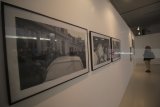 Pengunjung menyaksikan foto karya fotografer asal Perancis Erell Hemmer saat pameran fotografi bertajuk 