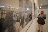 Pengunjung menyaksikan foto karya fotografer asal Perancis Erell Hemmer saat pameran fotografi bertajuk 