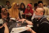 Pengunjung berkonsultasi tentang pendidikan di salah satu stan saat pameran pendidikan Amerika Serikat (Education USA) di Surabaya, Jawa Timur, Kamis (22/2). Pameran yang diikuti oleh 28 institusi pendidikan tinggi Amerika Serikat tersebut guna memberikan informasi mengenai pendidikan tinggi di AS sekaligus upaya meningkatkan jumlah pelajar Indonesia yang akan belajar di AS. Antara Jatim/Moch Asim/zk/18