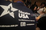 Pengunjung berkonsultasi tentang pendidikan di salah satu stan saat pameran pendidikan Amerika Serikat (Education USA) di Surabaya, Jawa Timur, Kamis (22/2). Pameran yang diikuti oleh 28 institusi pendidikan tinggi Amerika Serikat tersebut guna memberikan informasi mengenai pendidikan tinggi di AS sekaligus upaya meningkatkan jumlah pelajar Indonesia yang akan belajar di AS. Antara Jatim/Moch Asim/zk/18