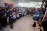 Konsul Jenderal Amerika Serikat di Surabaya Heather Variava (kanan) menyampaikan sambutan saat pameran pendidikan Amerika Serikat (Education USA) di Surabaya, Jawa Timur, Kamis (22/2). Pameran yang diikuti oleh 28 institusi pendidikan tinggi Amerika Serikat tersebut guna memberikan informasi mengenai pendidikan tinggi di AS sekaligus upaya meningkatkan jumlah pelajar Indonesia yang akan belajar di AS. Antara Jatim/Moch Asim/zk/18