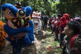 Pengunjung menyaksikan parade barongsai di Kebun Binatang Bandung, Jawa Barat, Sabtu (17/2). Parade satwa, barongsai dan pakaian adat tersebut dalam rangka memeriahkan perayaan Tahun Baru Imlek 2018 yang digelar pada 17 - 24 Februari. ANTARA JABAR/M Agung Rajasa/agr/18