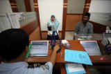 Petugas memasukkan data jamaah calon haji saat pelayanan pembuatan paspor di Kantor Imigrasi Kelas II Blitar, Jawa Timur, Rabu (28/2). Untuk melayani perekaman data pembuatan paspor bagi sebanyak 2.150 Jamaah Calon Haji dari Kabupaten Blitar, Tulungagung, dan Kota Blitar, kantor imigrasi setempat membagi jam pelayanan menjadi dua, yakni pagi dan siang.A/Irfan Anshori/18