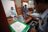 Petugas memasukkan data jamaah calon haji saat pelayanan pembuatan paspor di Kantor Imigrasi Kelas II Blitar, Jawa Timur, Rabu (28/2). Untuk melayani perekaman data pembuatan paspor bagi sebanyak 2.150 Jamaah Calon Haji dari Kabupaten Blitar, Tulungagung, dan Kota Blitar, kantor imigrasi setempat membagi jam pelayanan menjadi dua, yakni pagi dan siang.A/Irfan Anshori/18