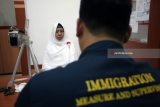 Petugas memasukkan data jamaah calon haji saat pelayanan pembuatan paspor di Kantor Imigrasi Kelas II Blitar, Jawa Timur, Rabu (28/2). Untuk melayani perekaman data pembuatan paspor bagi sebanyak 2.150 Jamaah Calon Haji dari Kabupaten Blitar, Tulungagung, dan Kota Blitar, kantor imigrasi setempat membagi jam pelayanan menjadi dua, yakni pagi dan siang.A/Irfan Anshori/18