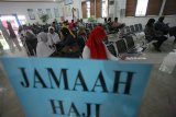 Sejumlah jamaah calon haji menganti saat pelayanan pembuatan paspor di Kantor Imigrasi Kelas II Blitar, Jawa Timur, Rabu (28/2). Untuk melayani perekaman data pembuatan paspor bagi sebanyak 2.150 Jamaah Calon Haji dari Kabupaten Blitar, Tulungagung, dan Kota Blitar, kantor imigrasi setempat membagi jam pelayanan menjadi dua, yakni pagi dan siang.Antara Jatim/Irfan Anshori/zk/18