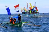Ratusan kapal nelayan melakukan pawai jelajah Selat Bali di Banyuwangi, Jawa Timur, Minggu (25/2). Pawai yang melibatkan Kelompok Sadar Wisata (Pokdarwis), nelayan dan masyarakat itu, untuk mepromosikan pariwisata yang berada di pesisir selat Bali.Antara Jatim/Budi Candra Setya/zk/18.