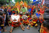 Suasana pawai kesenian suku Osing di Pengantigan, Banyuwangi, Jawa Timur, Jumat (9/2). Tradisi arak-arakan kesenian Barong osing, Pitik-pitikan dan macanan itu, digelar sebagai ritual mengilangkan bala bencana (tolak bala) dan bentuk rasa syukur kepada Tuhan atas ketentraman dan kemakmuran yang diberikan. Antara Jatim/Budi Candra Setya/zk/18