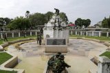 Prajurit TNI Kodim 0101/BS Kodam Iskandar Muda membersihkan salah satu bangunan situs cagar budaya dan sejarah di Taman Putroe Phang, Banda Aceh, Aceh, Jumat (23/2). Taman Putroe Phang (Taman Putri Pahang) adalah taman Kerajaan Aceh Darussalam yang didirikan oleh Sultan Iskandar Muda (1607-1636) untuk permaisurinya Putroe Phang yang berasal dari Kerajaan Pahang. ANTARA FOTO/Irwansyah Putra/foc/18.