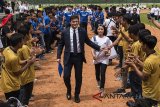 Wakil Presiden Inter Milan Javier Zanetti berjalan menuju tempat peluncuran Akademi Persib di Stadion Siliwangi, Bandung, Jawa Barat, Selasa (13/2). Akademi ini merupakan bentuk kerjasama Persib dengan Inter Academy Indonesia dan akan menjadi program pascasekolah untuk anak usia dini. ANTARA JABAR/M Agung Rajasa