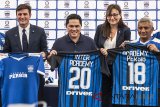 Wakil Presiden Inter Milan Javier Zanetti (kiri) didampingi Presiden Inter Erick Thohir (kedua kiri), Global Youth Business Director Barbara Biggi (kedua kanan) dan General Manager Diklat Persib Yoyo S. Adiredja (kanan) menunjukan kostum Akademi Persib saat peluncuranya di Stadion Siliwangi, Bandung, Jawa Barat, Selasa (13/2). Akademi ini merupakan bentuk kerjasama Persib dengan Inter Academy Indonesia dan akan menjadi program pascasekolah untuk anak usia dini. ANTARA JABAR/M Agung Rajasa