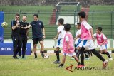 Wakil Presiden Inter Milan Javier Zanetti (ketiga kiri) menyaksikan latihan Akademi Persib seusai peluncurannya di Stadion Siliwangi, Bandung, Jawa Barat, Selasa (13/2). Akademi ini merupakan bentuk kerjasama Persib dengan Inter Academy Indonesia dan akan menjadi program pascasekolah untuk anak usia dini. ANTARA JABAR/M Agung Rajasa