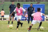 Wakil Presiden Inter Milan Javier Zanetti (kiri) menyaksikan latihan Akademi Persib seusai peluncurannya di Stadion Siliwangi, Bandung, Jawa Barat, Selasa (13/2). Akademi ini merupakan bentuk kerjasama Persib dengan Inter Academy Indonesia dan akan menjadi program pascasekolah untuk anak usia dini. ANTARA JABAR/M Agung Rajasa