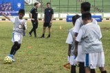 Wakil Presiden Inter Milan Javier Zanetti (kiri) menyaksikan latihan Akademi Persib seusai peluncurannya di Stadion Siliwangi, Bandung, Jawa Barat, Selasa (13/2). Akademi ini merupakan bentuk kerjasama Persib dengan Inter Academy Indonesia dan akan menjadi program pascasekolah untuk anak usia dini. ANTARA JABAR/M Agung Rajasa