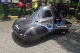 Tim Sapuangin menguji mobil Sapuangin XI Evo 2 disela-sela peluncuran Tim Sapuangin dan Nogogeni, di Kampus Institut Teknologi Sepuluh Nopember (ITS), Surabaya, Jawa Timur, Senin (12/2). ITS mengirimkan dua tim mobil yakni Nogogeni V dan Sapuangin XI Evo 2 untuk mengikuti ajang kendaraan ramah lingkungan atau Shell Eco Marathon (SEM) Asia yang akan diselenggarakan pada 8-11 Maret 2018 di Singapura. Antara Jatim/Moch Asim/zk/18