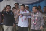 Kepala Badan Narkotika Nasional (BNN) Komjen Pol Budi Waseso (tengah) bersama Gubernur Jawa Timur Soekarwo (kanan) dan Kepala BNN Provisi Jawa Timur Brigjen Pol Bambang Budi Santoso (kiri) meneriakkan yel-yel BNNP Jatim disela acara peletakan batu pertama pembangunan gedung kantor BNN Provinsi Jatim, di Surabaya, Jawa Timur, Sabtu (10/2). Pembangunan gedung baru yang akan berlangsung selama enam bulan tersebut diharapkan mampu mendongkrak serta meningkatkan produktivitas dan kinerja BNN Provinsi Jawa Timur. Antara Jatim/Moch Asim/zk/18