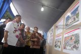 Kepala Badan Narkotika Nasional (BNN) Komjen Pol Budi Waseso (kiri) bersama Gubernur Jawa Timur Soekarwo (kedua kiri) menyaksikan gambar desain kantor BNNP Jatim disela acara peletakan batu pertama pembangunan gedung tersebut, di Surabaya, Jawa Timur, Sabtu (10/2). Pembangunan gedung baru yang akan berlangsung selama enam bulan tersebut diharapkan mampu mendongkrak serta meningkatkan produktivitas dan kinerja BNN Provinsi Jawa Timur.  Antara Jatim/Moch Asim/zk/18