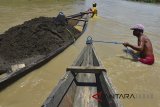 Penambang tradisional mengambil pasir DI Sungai Cijolang, Banjar, Jawa Barat, Selasa (20/2). Dalam sehari satu orang penambang mampu menambang enam sampai sembilan meter kubik pasir dengan upah yang diperoleh penambang hanya Rp25 ribu per perahu. ANTARA JABAR/Adeng Bustomi/agr/18.