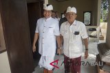 Calon gubernur dari PDIP I Wayan Koster berjalan bersama calon wakil gubernur dari Partai Golkar I Ketut Sudikerta saat menghadiri penetapan pasangan calon gubernur/wakil Pilkada Bali 2018 di Kantor KPU Bali, Denpasar, Senin (12/2). KPU Bali menetapkan dua pasangan calon gubernur/wakil dalam Pilkada Bali 2018 yaitu I Wayan Koster-Tjokorda Raka Ardana Sukawati dan Ida Bagus Rai Dharmawijaya Mantra - I Ketut Sudikerta. Antaranews Bali/Nyoman Budhiana/18