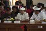 Pasangan calon gubernur - wakil gubernur dari PDIP I Wayan Koster - Tjokorda Raka Ardana Sukawati dan calon wakil gubernur dari Partai Golkar I Ketut Sudikerta saat menghadiri penetapan pasangan calon gubernur/wakil Pilkada Bali 2018 di Kantor KPU Bali, Denpasar, Senin (12/2). KPU Bali menetapkan dua pasangan calon gubernur/wakil dalam Pilkada Bali 2018 yaitu I Wayan Koster-Tjokorda Raka Ardana Sukawati dan Ida Bagus Rai Dharmawijaya Mantra - I Ketut Sudikerta. Antaranews Bali/Nyoman Budhiana/18