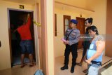 Polisi memasang garis polisi di tempat penampungan benur (bayi lobster) di rumah kost di Cungking, Banyuwangi, Jawa Timur, Selasa (27/2). Dari penggerebekan dilima kamar rumah kost tersebut, polisi mengamankan tiga orang diduga penjaga rumah kos, perawat benur dan orang yang mengatur sirkulasi keluar masuk benur lobster. Hingga saat ini polisi masih mengembangkan penyidikan. Antara Jatim/Budi Candra Setya/zk/18.