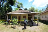 Warga mengamati rumah yang digrebek Densus88 pada Senin (12/2) di Dusun Rejosari Desa Benculuk, Cluring, Banyuwangi, Jawa Timur, Selasa (13/2). Penggerebekan rumah kosong milik Rizal Muzaki itu, diduga terkait jaringan pelaku teror di Poso Sulawesi Tengah dan pelemparan bom Molotov di Samsat Benculuk dan Polsek Cluring Banyuwangi. Antara Jatim/Budi Candra Setya/zk/18.