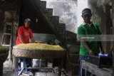 Pengrajin tempe menyalakan lampu berbahan bakar biogas di sentra pengrajin tempe, Sanan, Malang, Jawa Timur, Selasa (13/2). Pengrajin tempe setempat memanfaatkan biogas dari kotoran sapi untuk mengolah kedelai serta penerangan rumah. Antara Jatim/Ari Bowo Sucipto/zk/18.