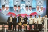 Empat Pasangan Calon Gubernur-Wakil Gubernur Provinsi Jawa Barat Ridwan Kamil (kiri)-Uu Ruzhanul Ulum (kedua kiri), TB Hasanuddin (ketiga kiri)-Anton Charliyan (keempat kiri), Sudrajat (keempat kanan)-Ahmad Syaikhu (ketiga kanan) dan Deddy Mizwar (kedua kanan)-Dedi Mulyadi (Kanan) menunjukkan nomor urut saat Rapat Pleno pengundian nomor urut oleh KPU Jawa Barat di Sport Centre Arcamanik, Bandung, Jawa Barat, Selasa (13/2). Pasangan Ridwan Kamil-Uu mendapat nomor urut satu, pasangan TB Hasanuddin-Anton mendapat nomor urut dua, pasangan Sudrajat-Syaikhu mendapat nomor urut tiga dan Deddy Mizwar-Dedi Mulyadi mendapatkan nomor urut empat. ANTARA JABAR/Novrian Arbi