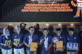 Tiga pasangan calon Walikota dan Wakil Walikota Bandung menunjukan nomor urut saat mengikuti pengundian nomor urut pasangan calon di Gor Pajajaran, Bandung, Jawa Barat, Selasa (13/2). Komisi Pemilhan Umum (KPU) Kota Bandung menetapkan pasangan Calon Walikota dan Wakil Walikota Bandung Nurul Qomaril Arifin - Chaerul Yaqin Hidayat dengan nomor urut satu, Yossi Irianto - Aries Supriatna dengan nomor urut dua, dan Oded M Danial - Yana Mulyana dengan nomor urut tiga untuk maju dalam Pilkada serentak Juni mendatang. ANTARA JABAR/Raisan Al Farisi